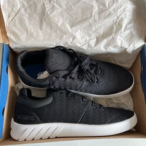 Black men’s K-Swiss aero trainer tennis shoes/sneaker. Size 10. Never worn
